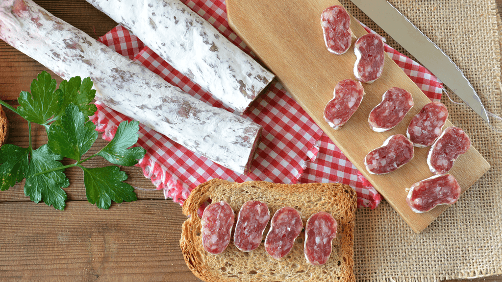 Fuet cortado en tabla y pan