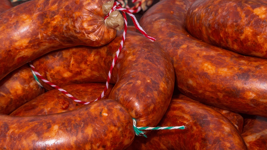Varios chorizos separados por cordel