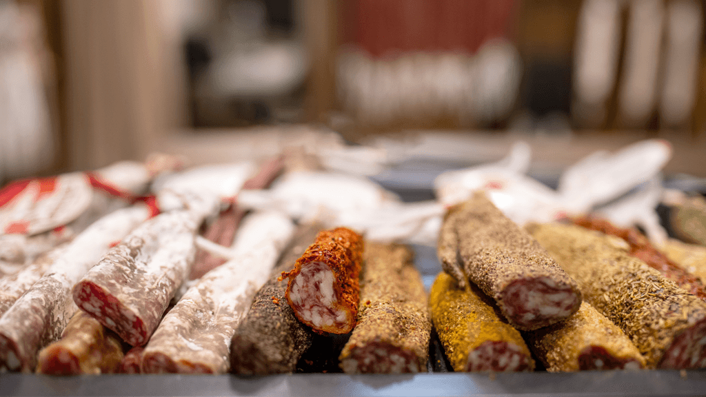 Varios tipos de fuet especiados