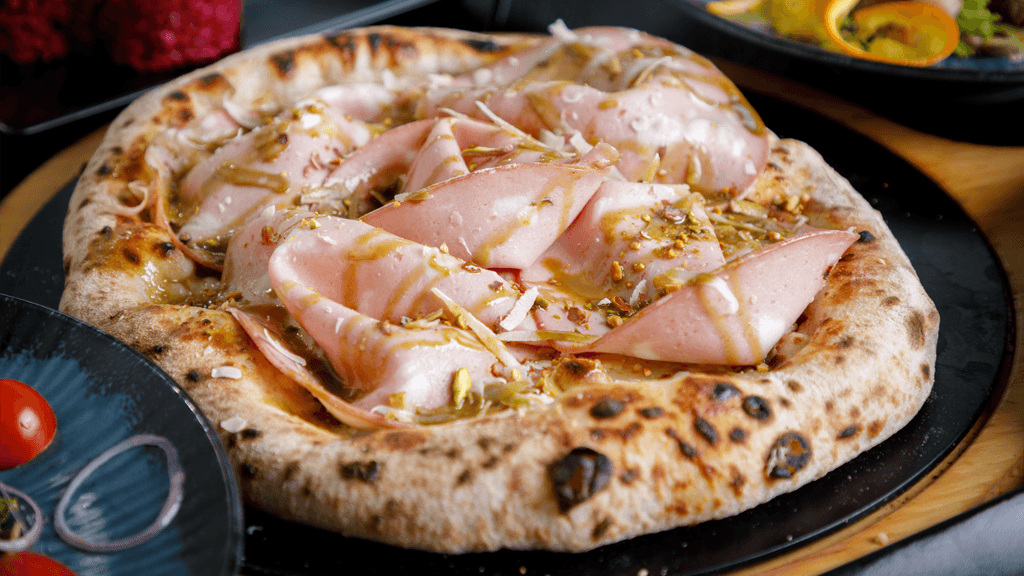 Deliciosa pizza con mortadela, mortadela sobre pizza