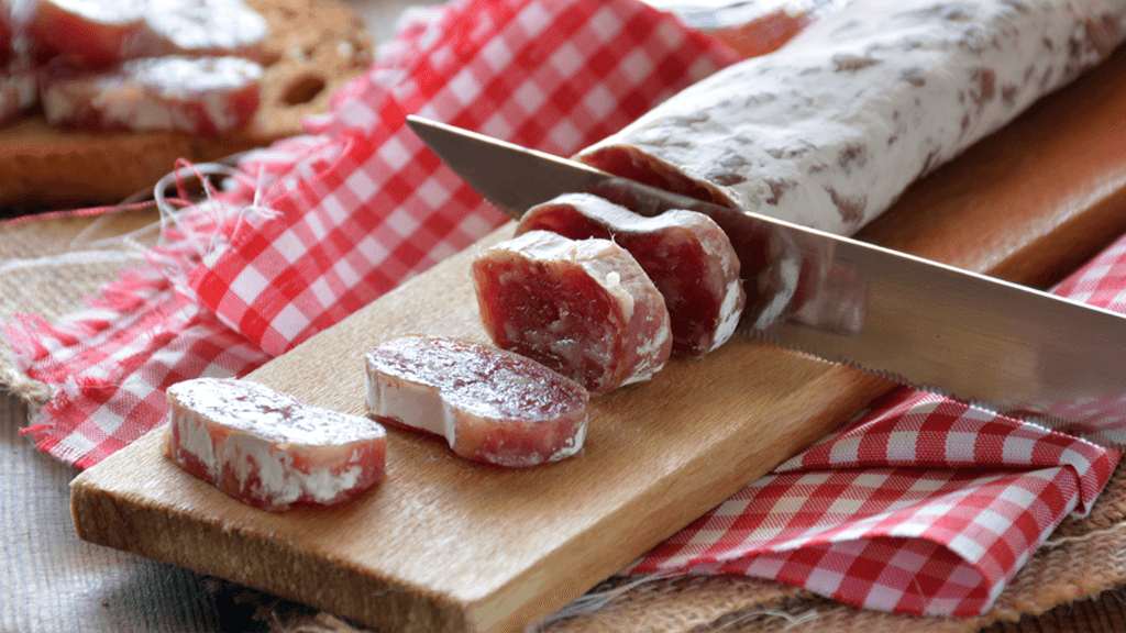 Fuet cortado en tabla