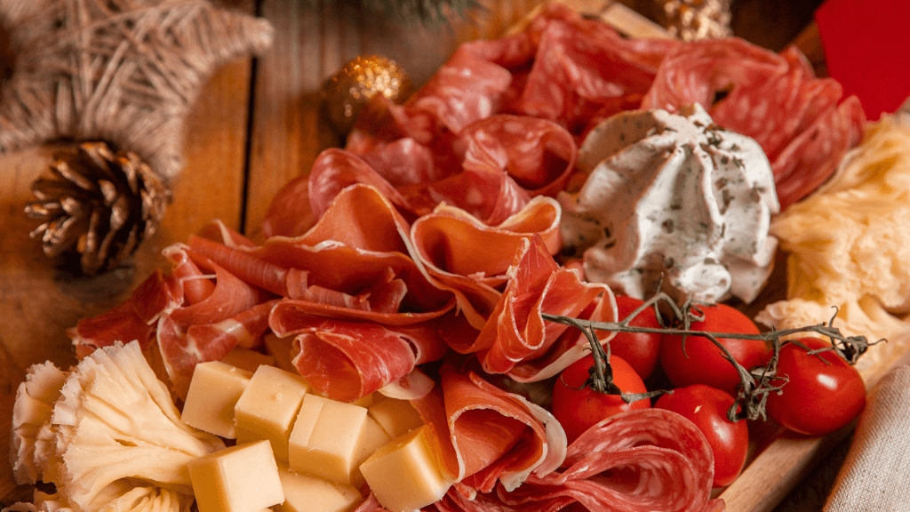 tabla de embutidos y queso para Navidad