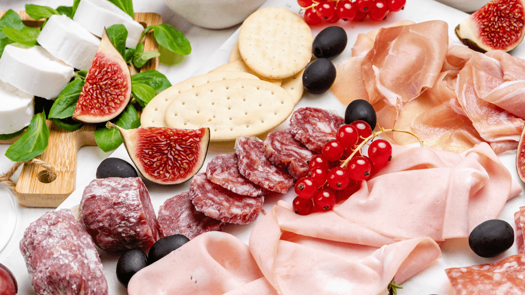 Tablas de embutido, queso y fruta para din de año